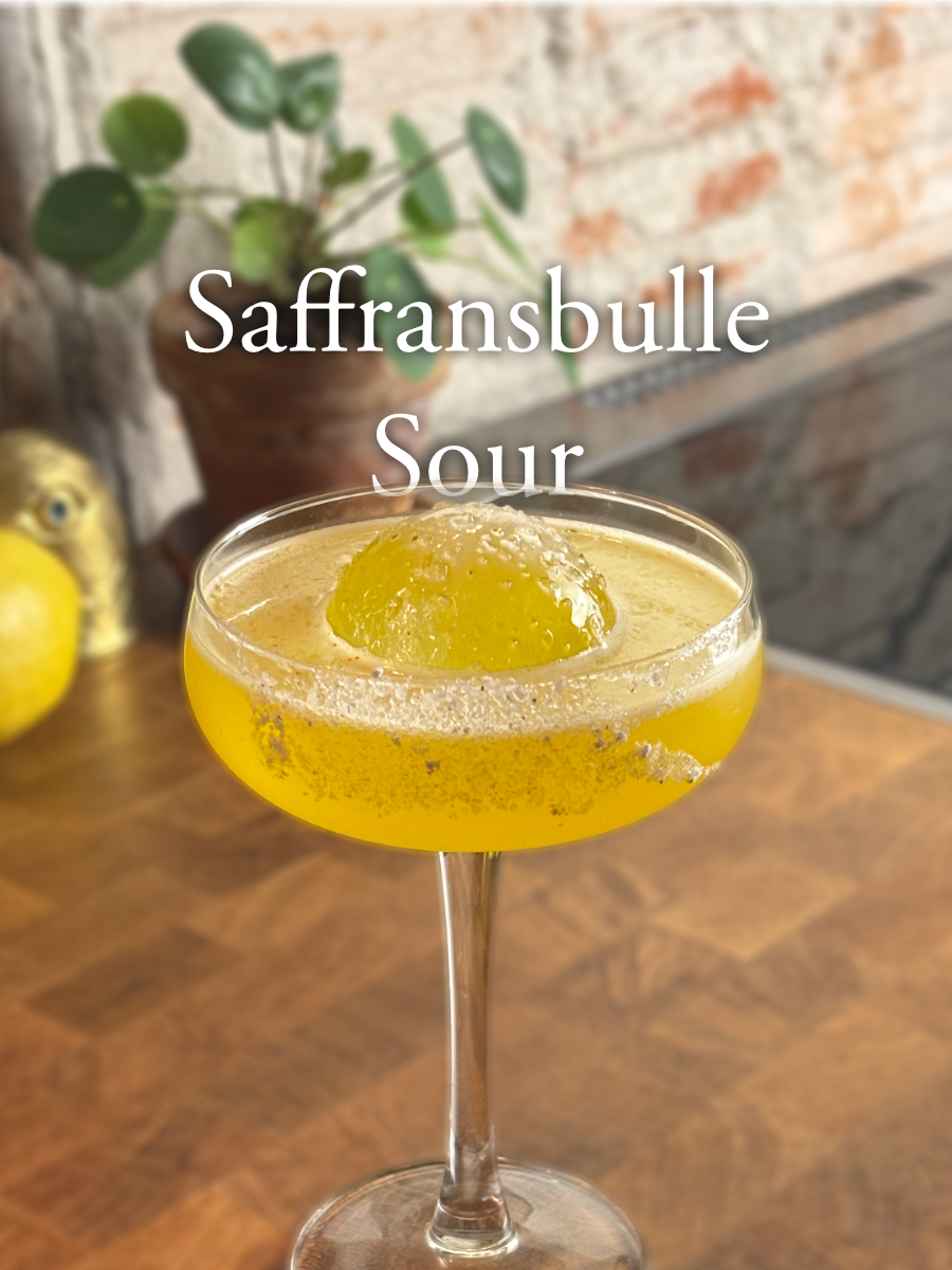 Saffransbulle Sour – En drink som smakar som svensk fika i ett glas